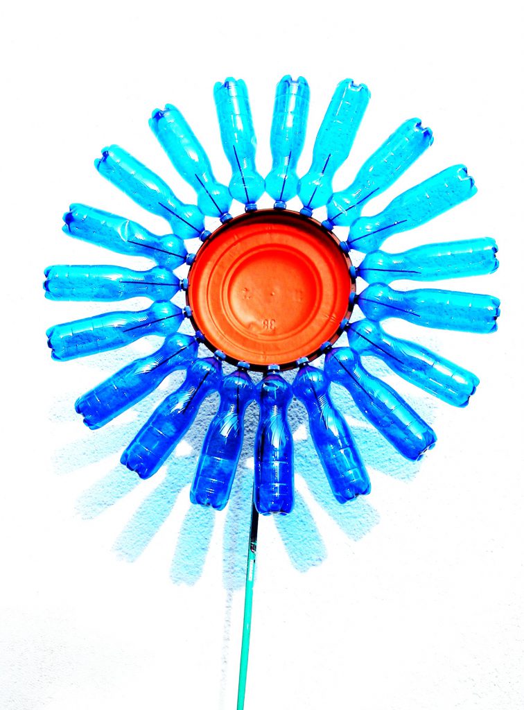 NEDE Objekt "Plastikblume" Upcycling