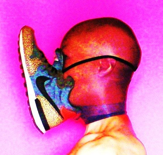 NEDE Objekt "KonsumSelfie" Nike Einhorn