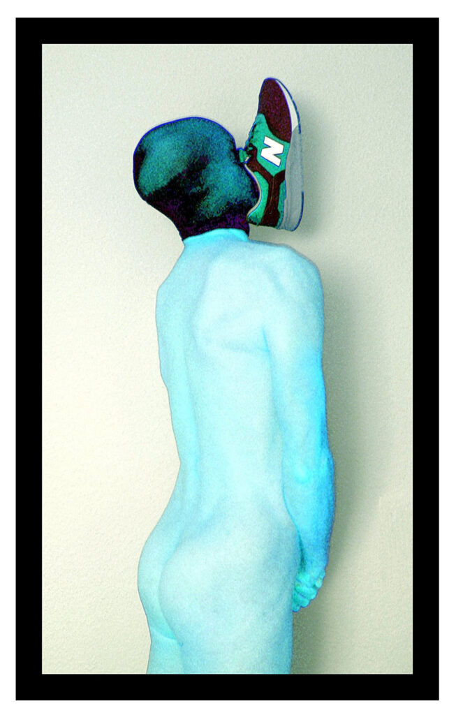Fotokunst aus der Serie „Konsumselfie“ von Künstler Nede (Peter Debusi). Das Bild zeigt einen Akt des Künstlers von hinten in einer Dreiviertel-Profilansicht vor einer hellen, strukturierten Wand. Durch einen starken Farbeffekt schimmert der nackte, athletische Körper in einem kühlen, leuchtenden Hellblau. Der Kopf ist vollständig von einer eng anliegenden, dunkelgrün bis schwarz changierenden Nylonmaske verhüllt. Als surreales, einhornartiges Element ragt ein New-Balance-Turnschuh horizontal aus der Gesichtspartie nach vorne. Der Sneaker ist in den Farben Dunkelblau, Türkis und Weiß gehalten, wobei das markante weiße „N“-Logo der Marke auf der Seite gut sichtbar ist. Das gesamte Motiv ist von einem breiten, schwarzen Rahmen umschlossen.