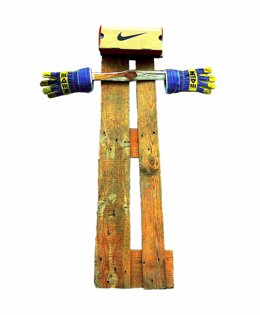 NEDE X PAUL Konsumscheuche