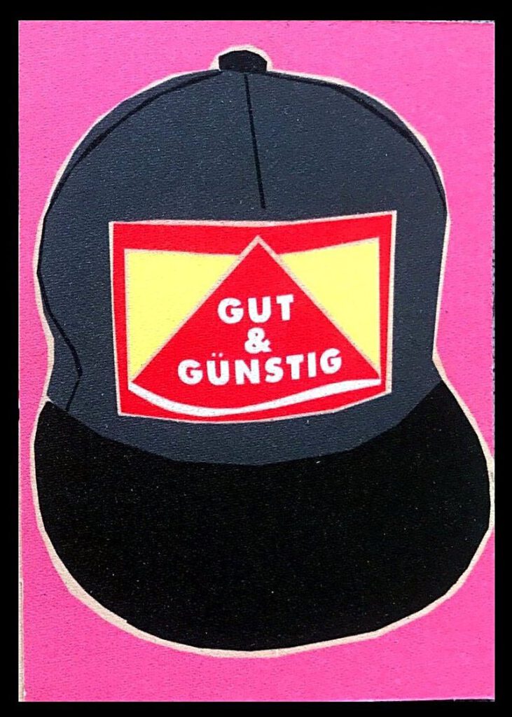 Pop-Art-Postkarte der Künstlerin Birgit Weber für NEDE (Peter Debusi) mit einer Cap im „Gut & Günstig“-Design vor leuchtend pinkem Hintergrund. Die Grafik zeigt eine stilisierte, dunkelgraue Snapback-Baseballkappe mit schwarzem Schirm in der Frontalansicht. Auf der Vorderseite der Kappe prangt unübersehbar das rot-gelb-weiße Logo der bekannten Discount-Marke „GUT & GÜNSTIG“. Das Motiv ist mit einer feinen, hellen Outline umrandet und hebt sich kontrastreich von dem flächigen, knallpinken Hintergrund ab.