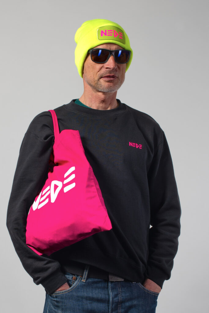 NEDE MEGA DEAL Sweater + Beanie + Tasche Foto: Richard Byrdy