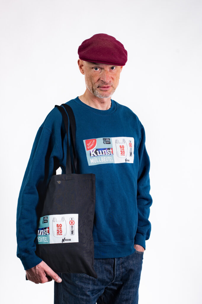 NEDE Kunstmüllbeutel Sweater & Tasche Foto: Richard Byrdy